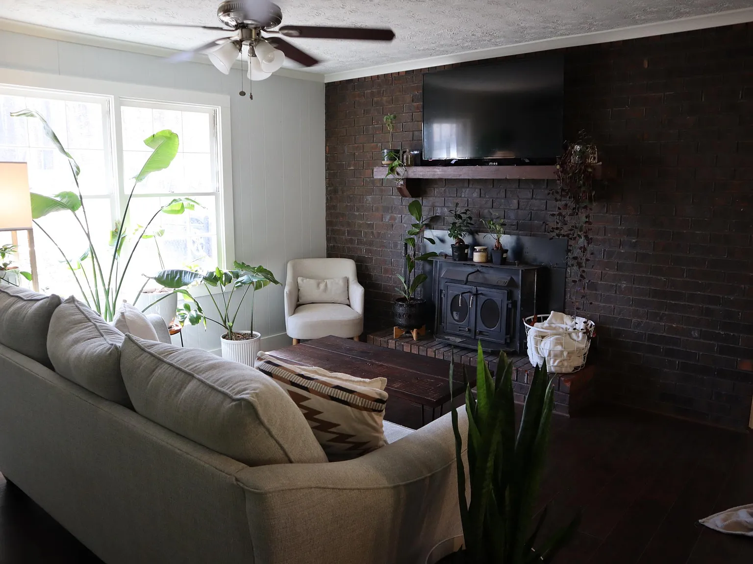 3 bed, 1.5 bath, 1262 sqft, $1,900 — Photo 2