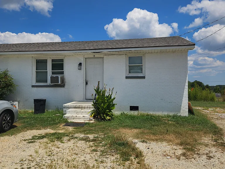 4835 N Old Laurens Rd #D — Photo 2