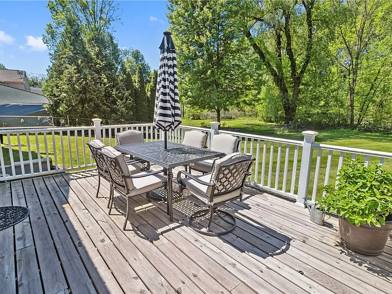 39 Little Brook Dr — Photo 10