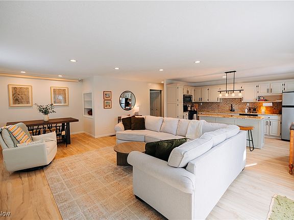 3rd image of 4312 Park Ave NE