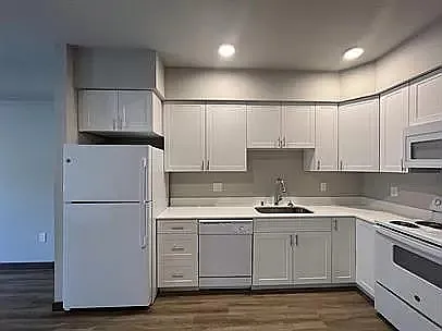Lake Drive Apartments — Photo 8