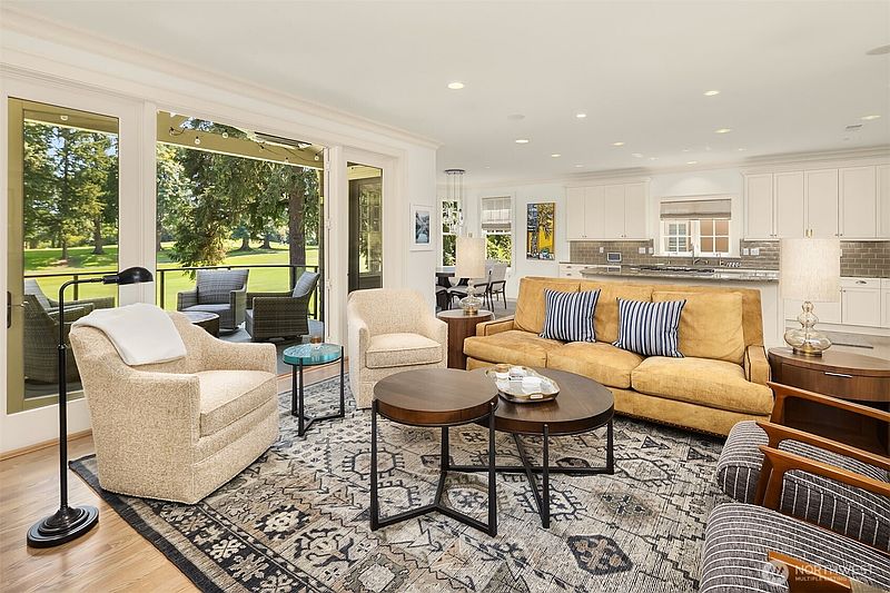 5th image of 2018 Broadmoor Drive E