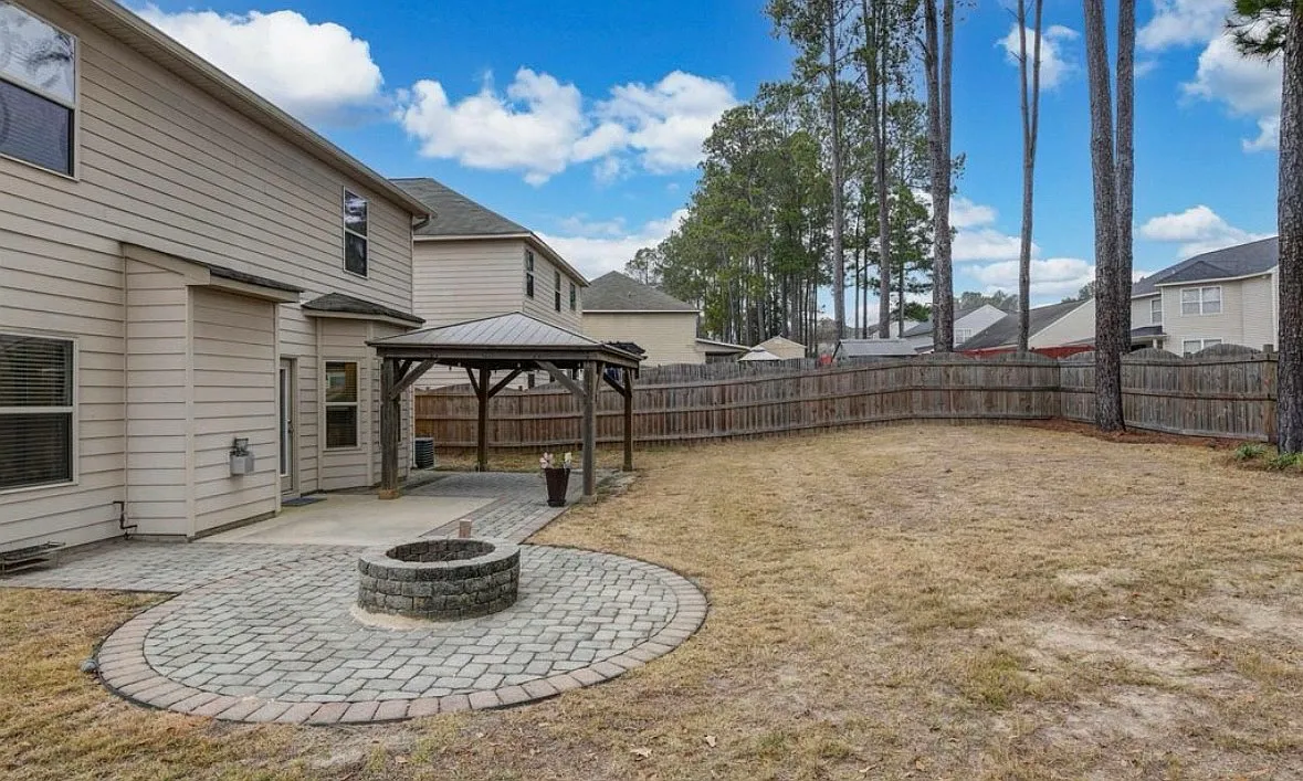 Backyard - 48 Round Table Ct