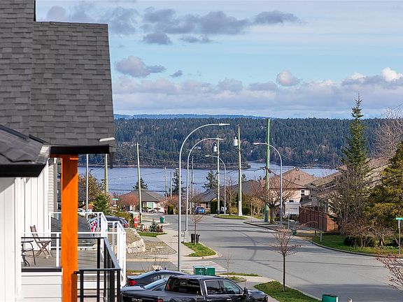 4th image of 858 Russell Rd