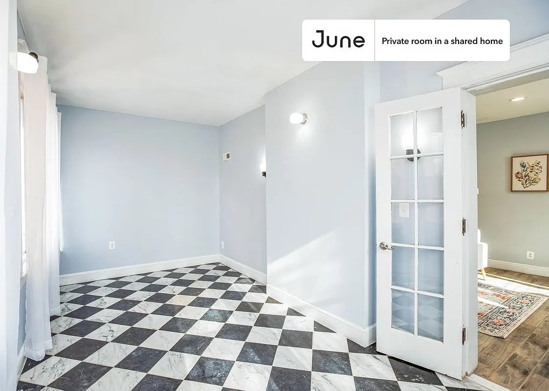 Queen bedroom in 7 bed/6 bath home in Dupont Park #1811 C — Photo 3