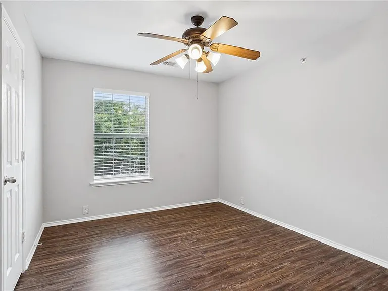 2316 Stoneleigh Pl — Photo 10