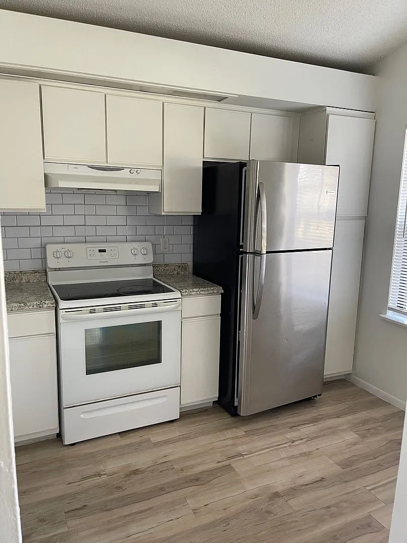 Charming 2 Bedroom Duplex Near UCF Available Now! — Photo 4