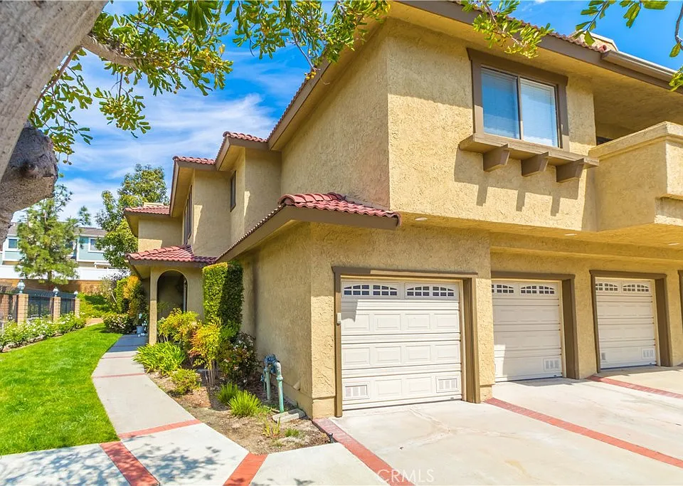 25261 Tanoak Ln