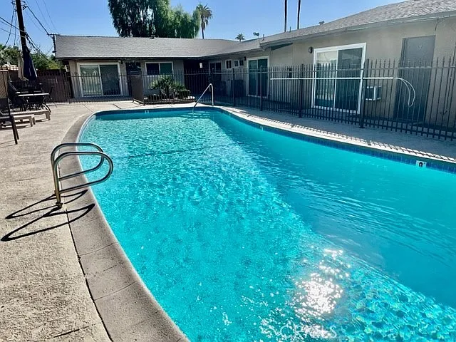 685 E Vista Chino #A — Photo 10