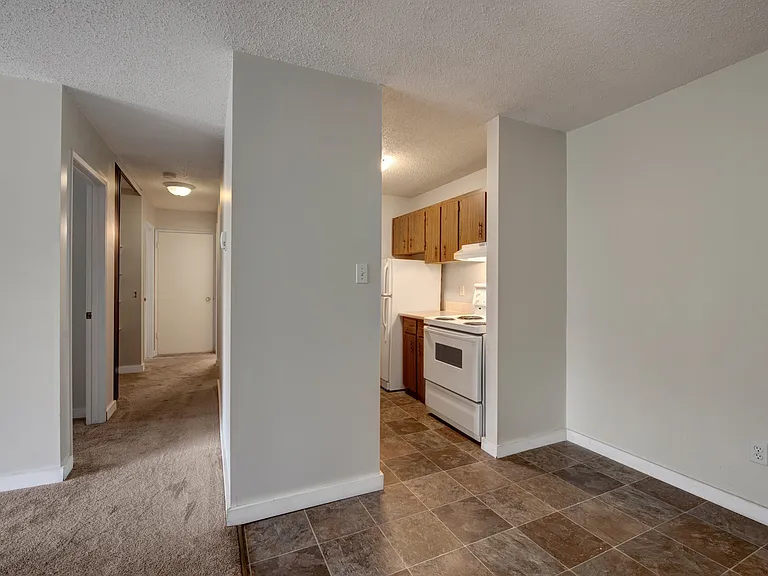 96 Grosvenor Blvd — Photo 10