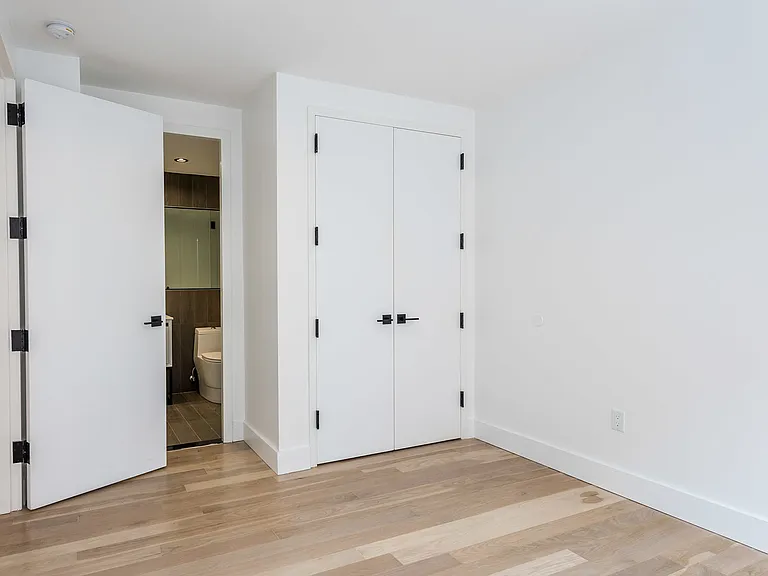 4 N Henry #3B — Photo 26
