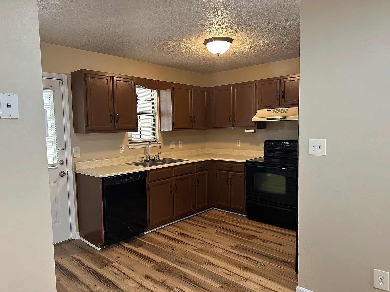 1029 Sutor Rd — Photo 4