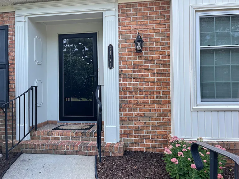 2121 E Kendall Cir — Photo 8