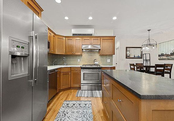 5th image of 691 Sackett St #1