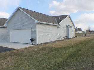 1816 Scenic Heights Ct, Hutchinson, MN 55350