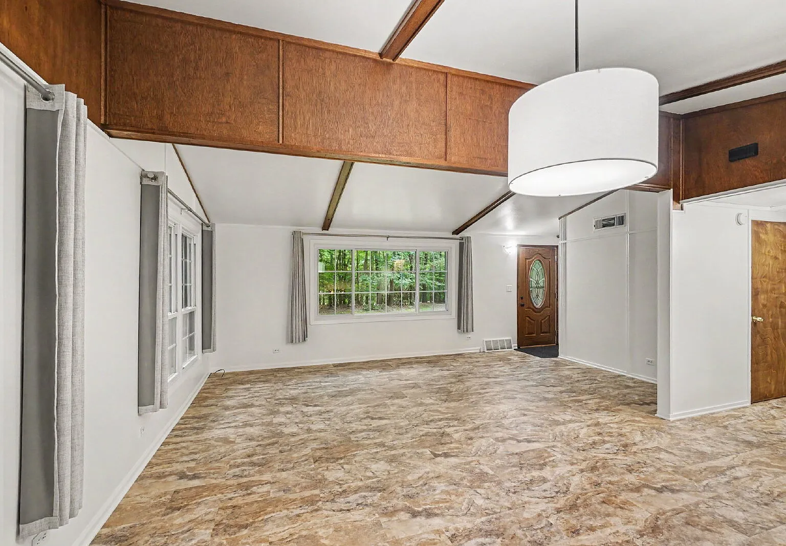 3 bed, 1.0 bath, $1,600 — Photo 3