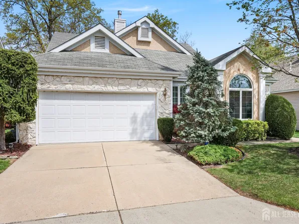 27 Dawson Ln, Monroe Township, NJ 08831