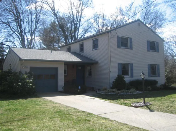 4 Robin Lake Dr, Cherry Hill, NJ 08003