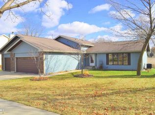 653 Country Ct, Freeport, IL 61032