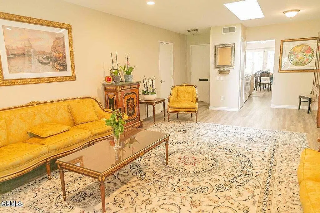 2 bed, 2.0 bath, 1300 sqft, $3,200 — Photo 2