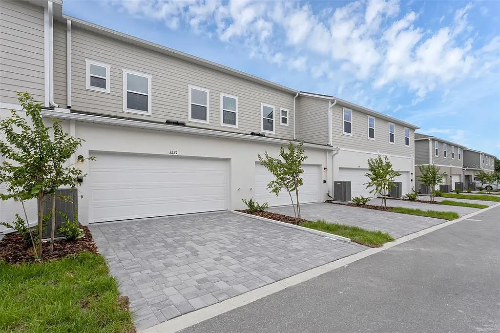 3 bed, 2.5 bath, 1476 sqft, $2,400 — Photo 2