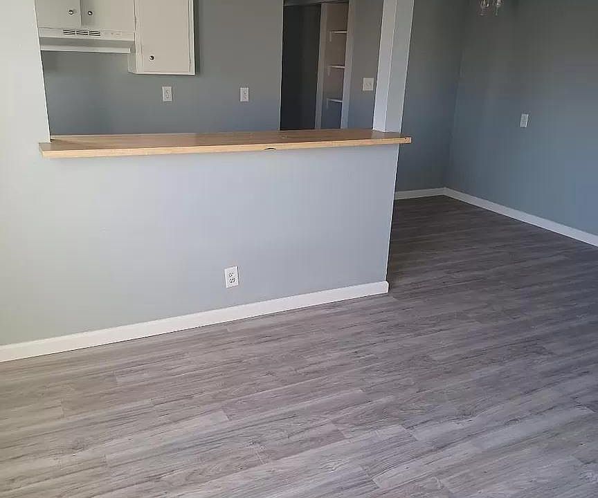 1st image of 510 McKellar Cir #4