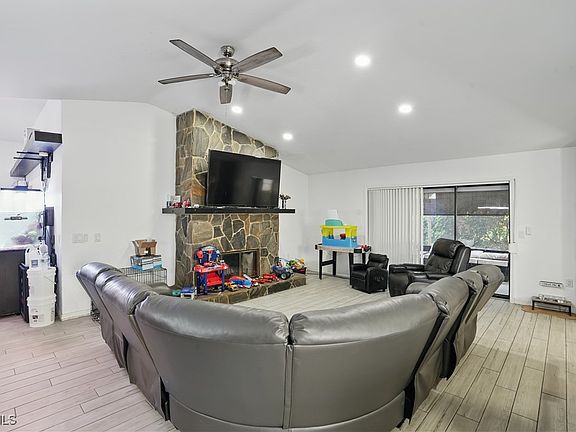 5th image of 910 SE 19th Ln