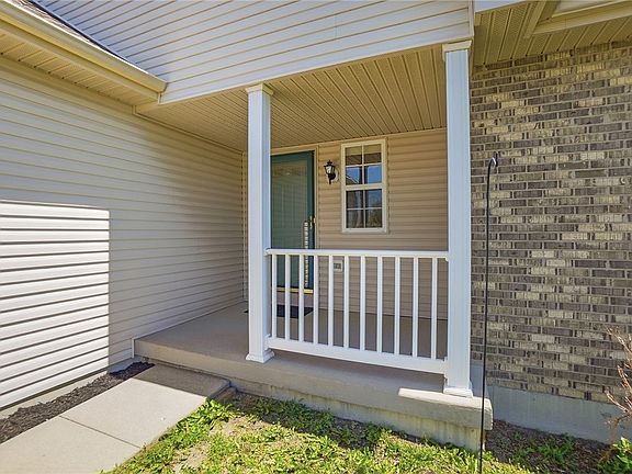 4th image of 22 Meadowcrest Dr