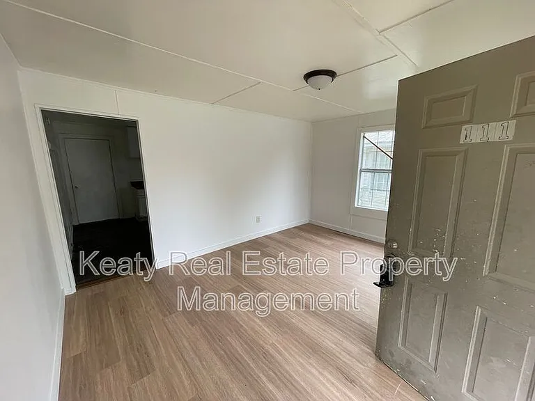 111 Dora St — Photo 2