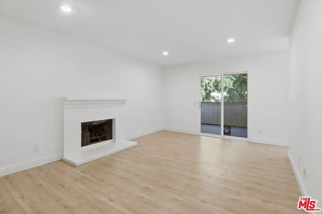 3 bed, 2.0 bath, 1103 sqft, $4,000 — Photo 2
