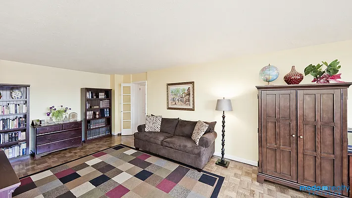 Sold by Moda Realty | media 32