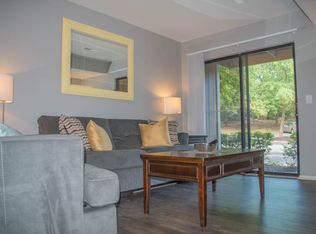 1018 E Rue De La Banque APT J, Saint Louis, MO 63141