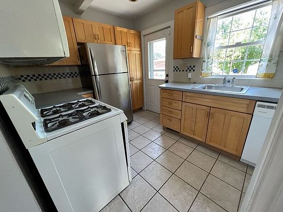 5th image of 366 E 13th Ave