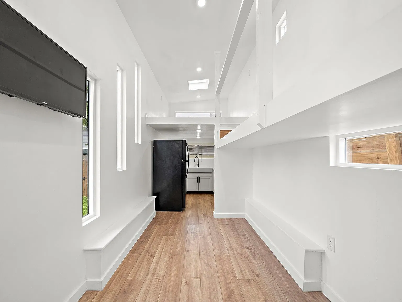 2 bed, 1.0 bath, $1,350 — Photo 3