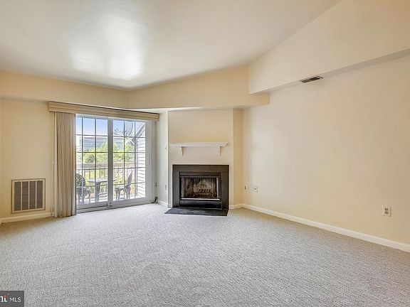 3rd image of 6919J Victoria Dr