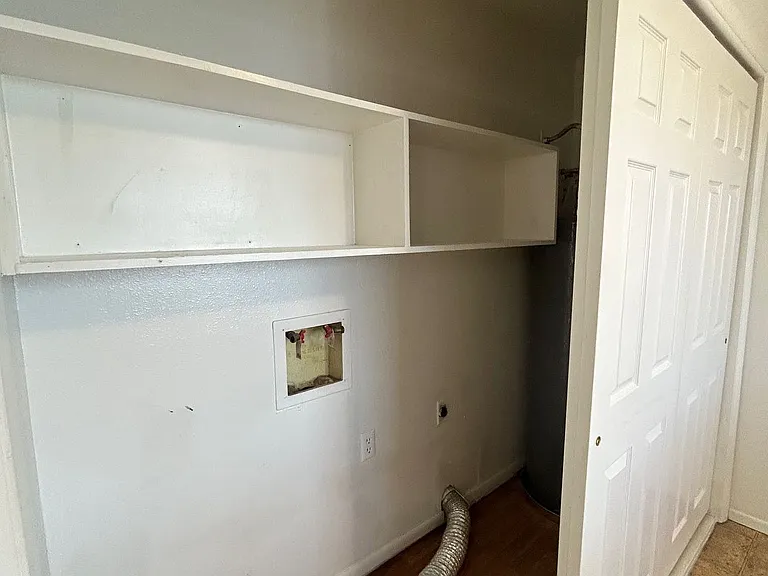 Main 819 S — Photo 15