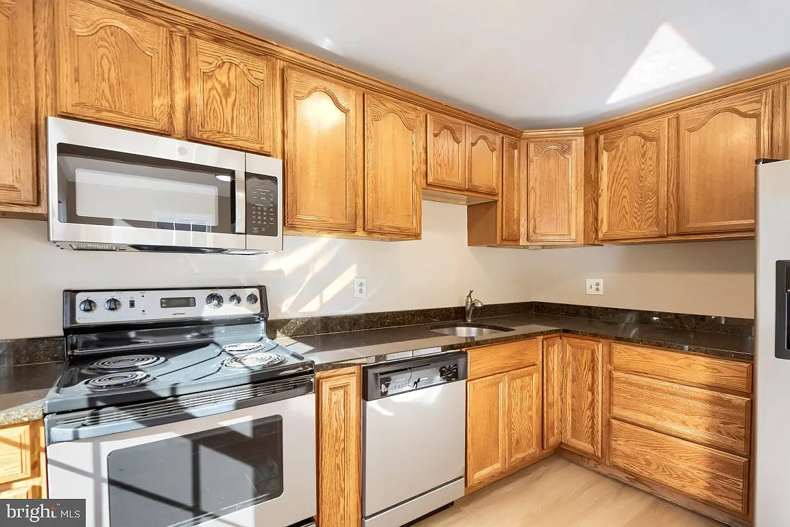 3 bed, 1400 sqft, $2,700 — Photo 3