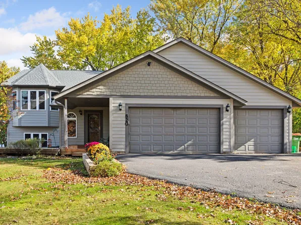 820 Hallam Ave N, Mahtomedi, MN 55115