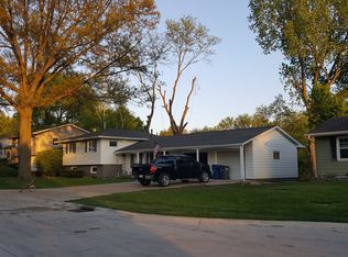 1519 Hickory Ln, Bettendorf, IA