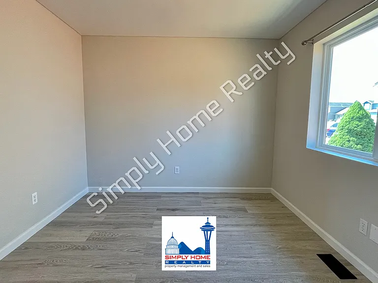 9807 Greenleaf Loop SE — Photo 9