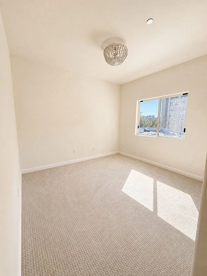 Large 3-bedroom 2.5 bath Condo style living in the heart of Sherman Oaks — Photo 2