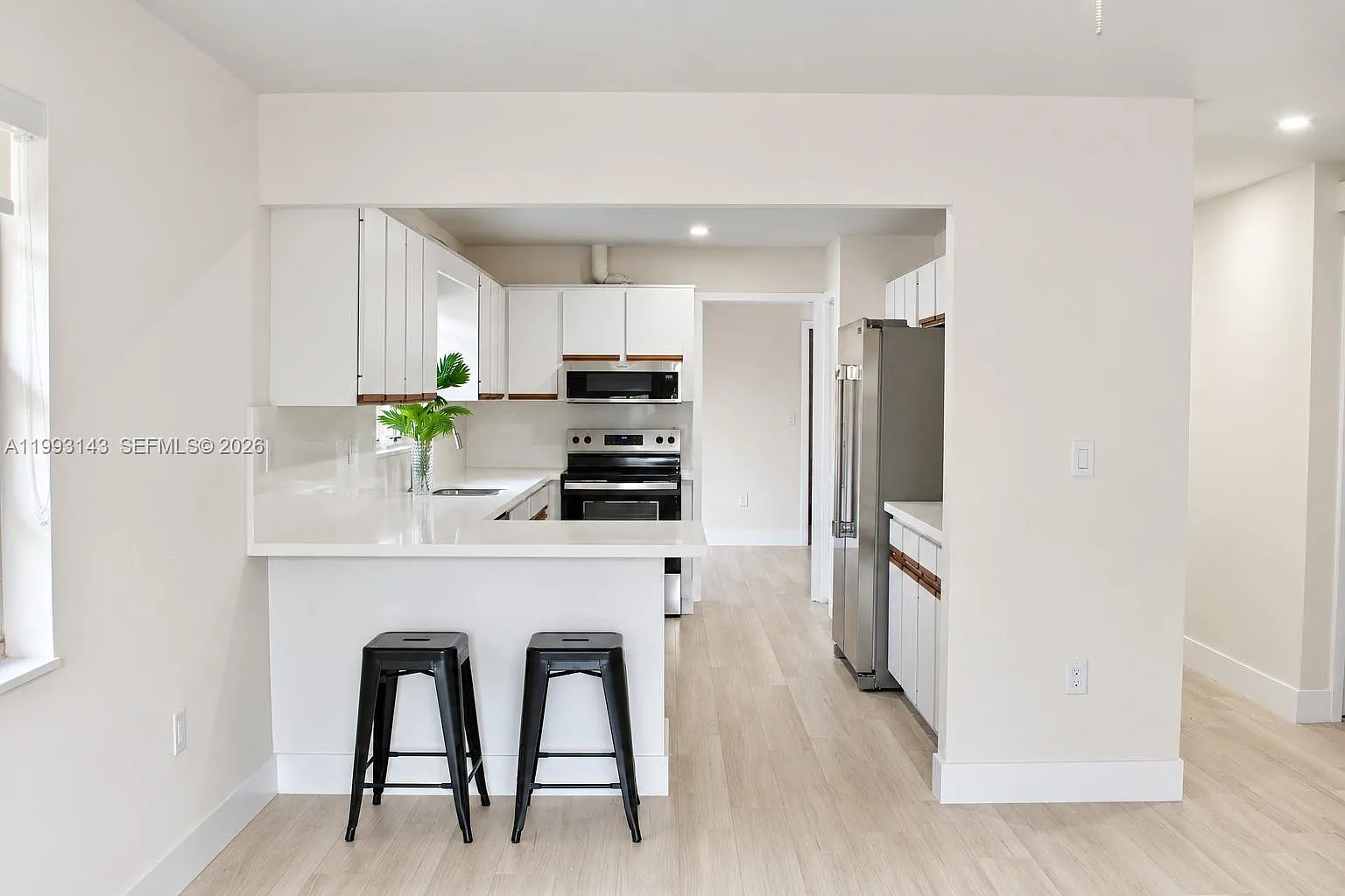 3 bed, 2.0 bath, 1737 sqft, $4,000 — Photo 4