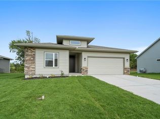 1549 N Grayhawk Dr, Basehor, KS 66007