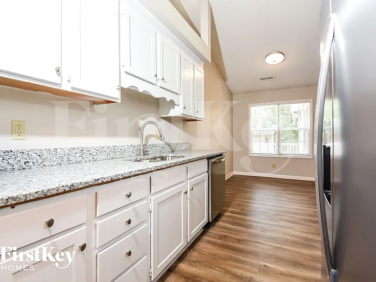 2055 Ardmore Village Ln — Photo 7