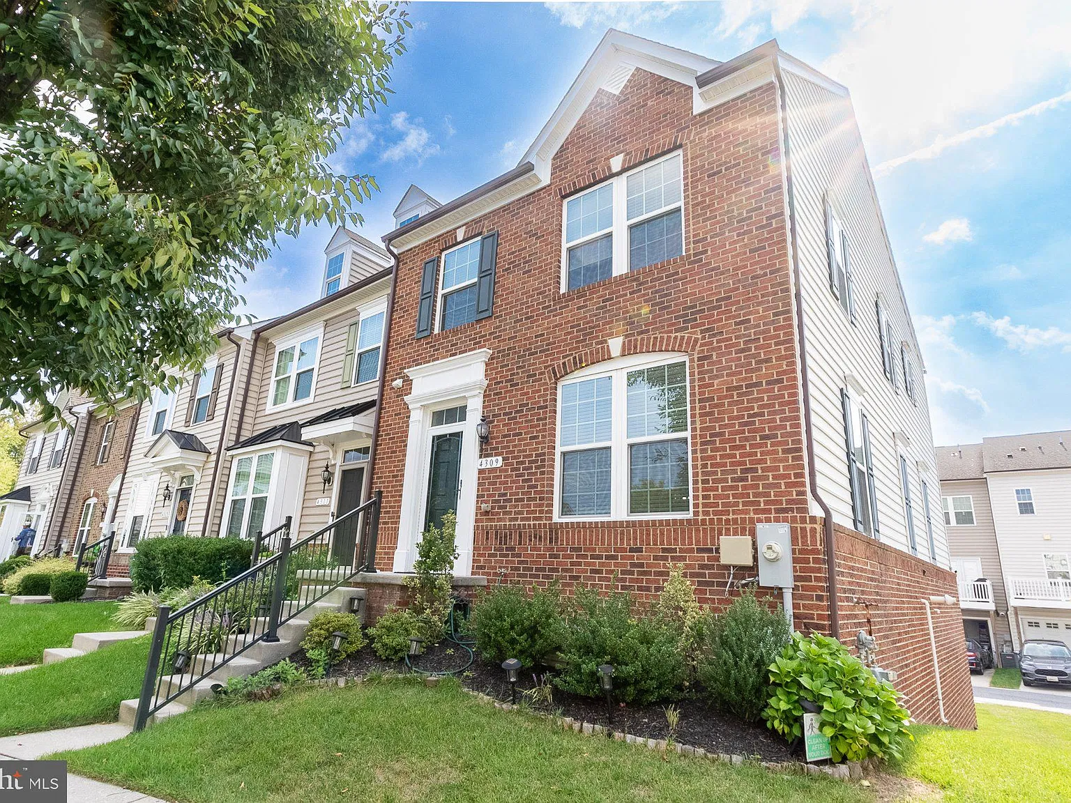 4 bed, 5.0 bath, 2211 sqft, $3,200 — Photo 3
