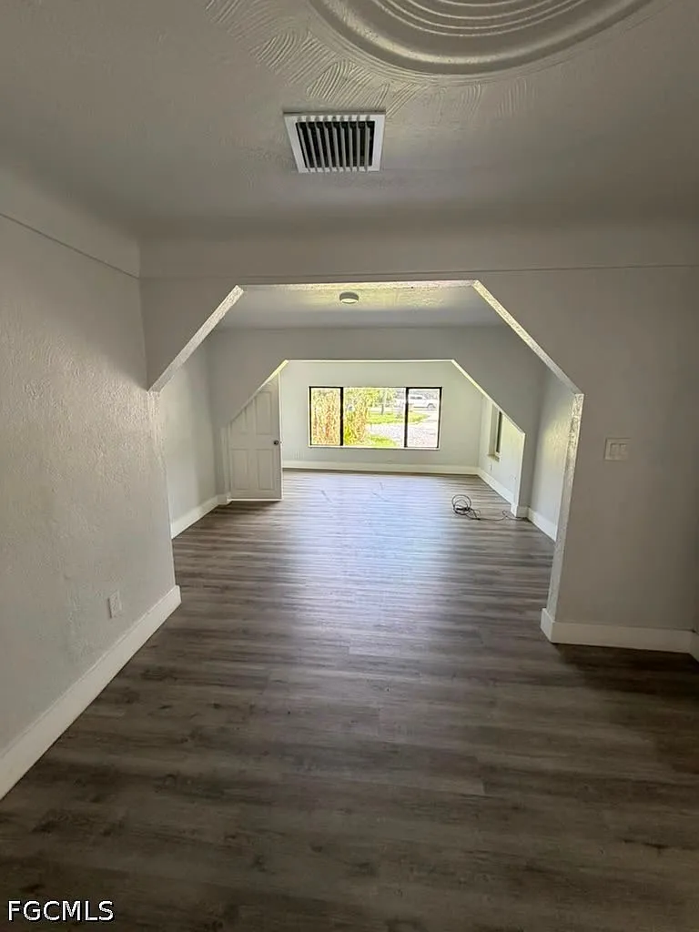 3 bed, 2.0 bath, 1054 sqft, $1,800 — Photo 3