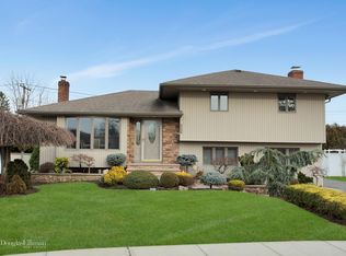 27 Macarthur Ave, Plainview, NY 11803