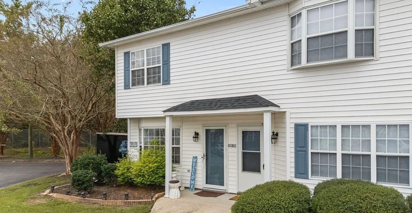 2 bed, 1.5 bath, 1042 sqft, $1,200 — Photo 1