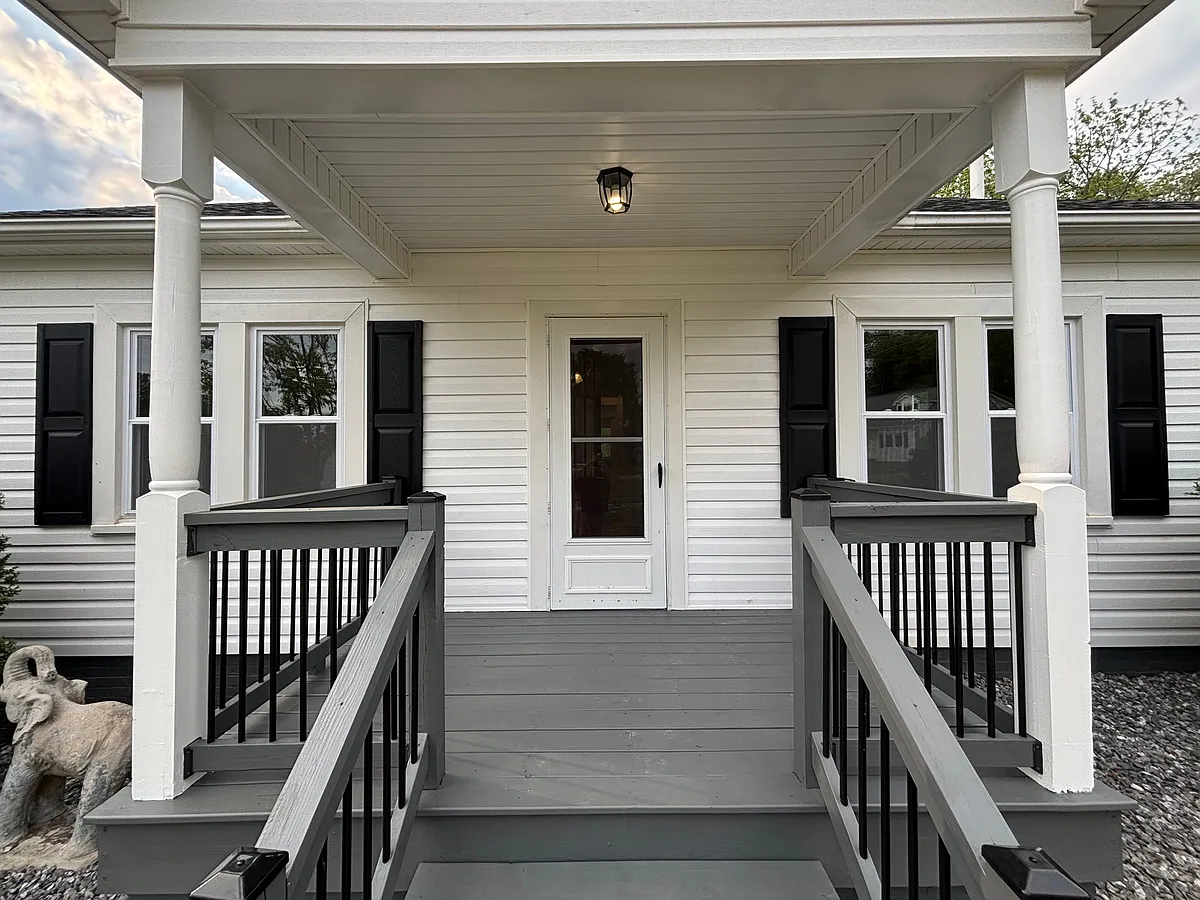 Building Photo - 717 Ridgecrest Dr NE