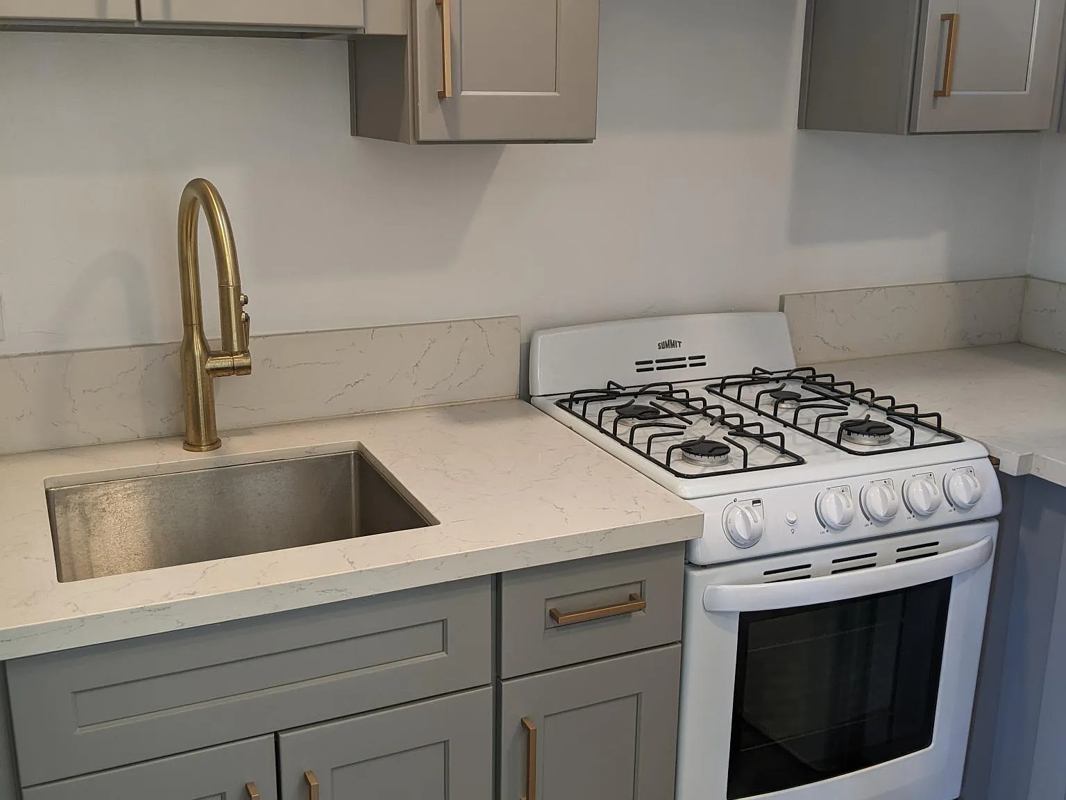 15 N Altadena Dr — Photo 2